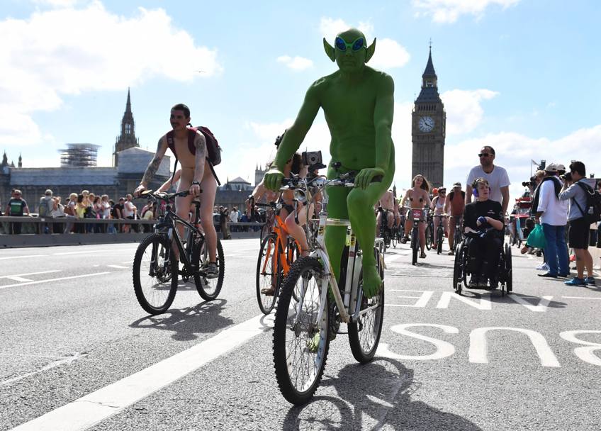 World Naked Bike Ride 2017: a Londra tutti nudi (o quasi) in bicicletta per protestare contro l&#39;utilizzo massiccio del petrolio come risorsa naturale primaria e per promuovere la sicurezza sulle due ruote (Afp)